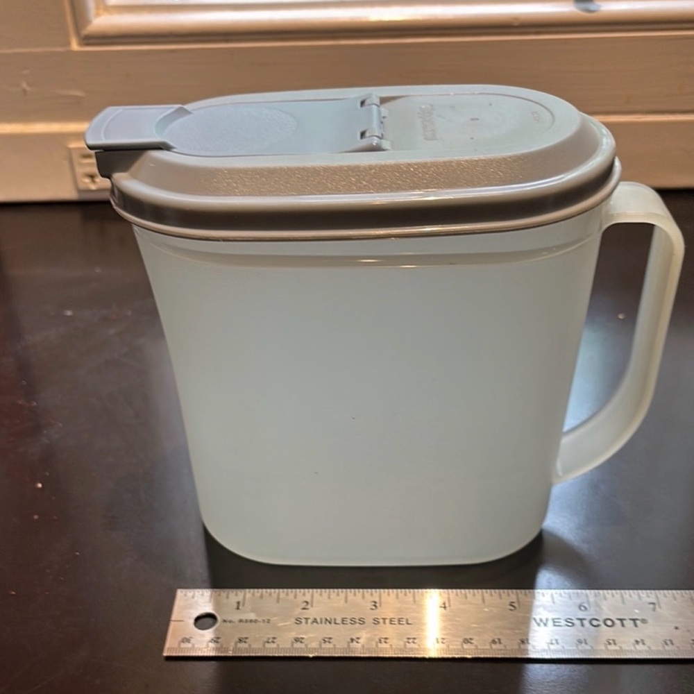 Tupperware pitchers - Picture 8 of 8